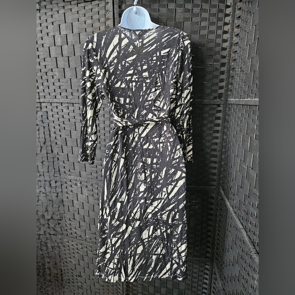 Banana Republic Wrap Dress Black and Cream - Picture 3 of 6